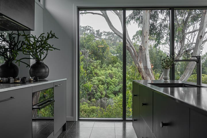 Months and Seasons – Beach House – Stunning Views gallery image 5