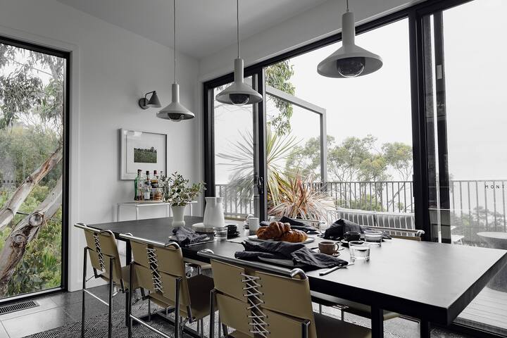 Months and Seasons – Beach House – Stunning Views gallery image 4