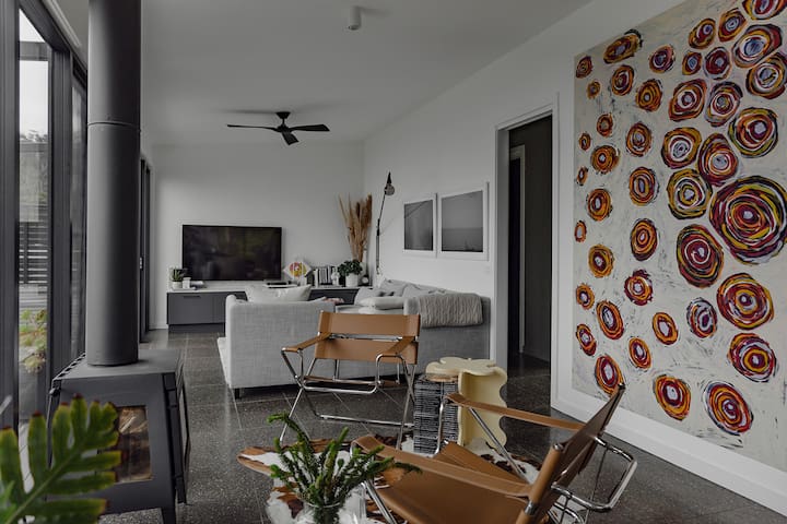 Months and Seasons – Beach House – Stunning Views gallery image 2