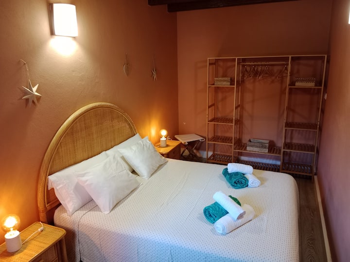 חדר זוגי עם מיטה זוגית
150 x 190 שולחנות לצד המיטה עם חדר הלבשה פתוח.
תמונה 1