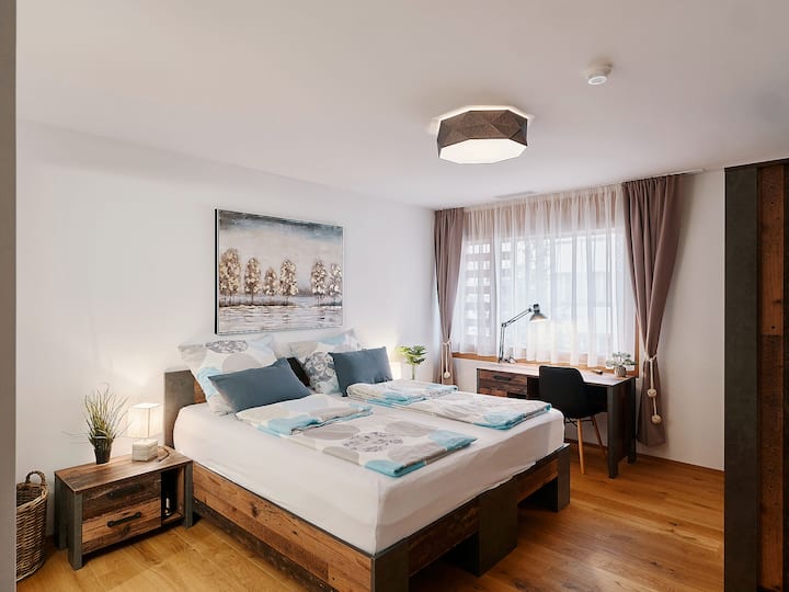Large bedroom with desk / Grosses Schlafzimmer mit Schreibtisch