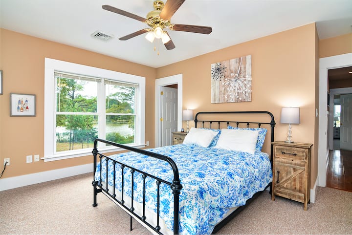 Chambre de Cullen - lit queen size avec salle de bain privée