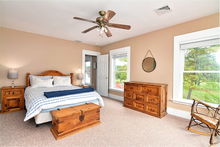 Chambre de Cade - Lit queen size avec bain Jack et Jill