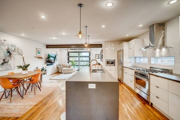 New modern home with beautiful view gallery image 4