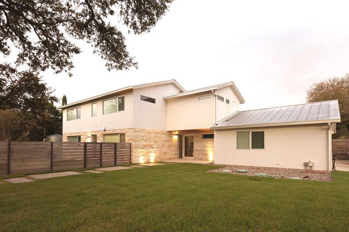 Luxe 4BR–Cold Plunge/Pool/Sauna/Gym in Westlake gallery image 5