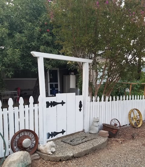 Rustic 1 bedroom country home