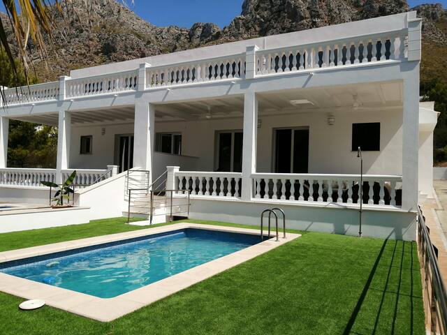 Chalet con piscina y jacuzzi a metros del mar