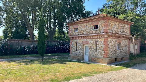 Superb Spacious Architect's Folly Cottage