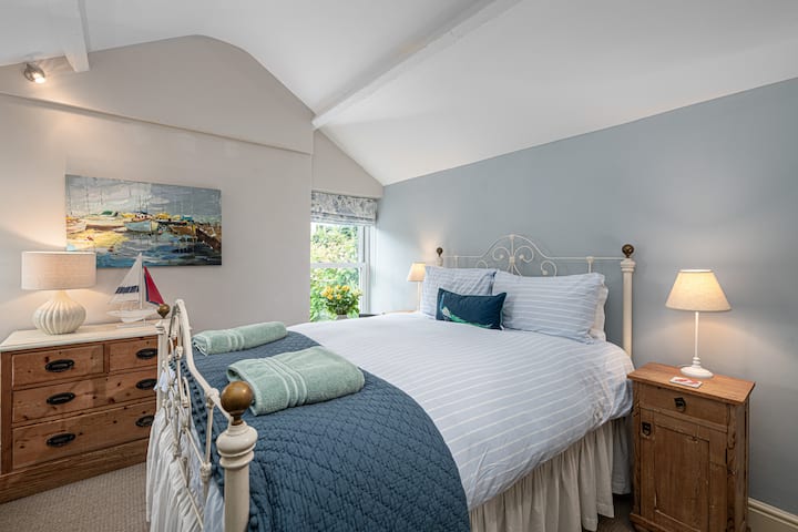 Double bedroom with Kingsize bed overlooking the rear garden