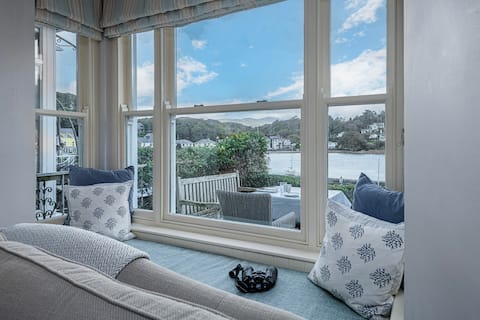 Harbour-side cottage with sea and mountain views