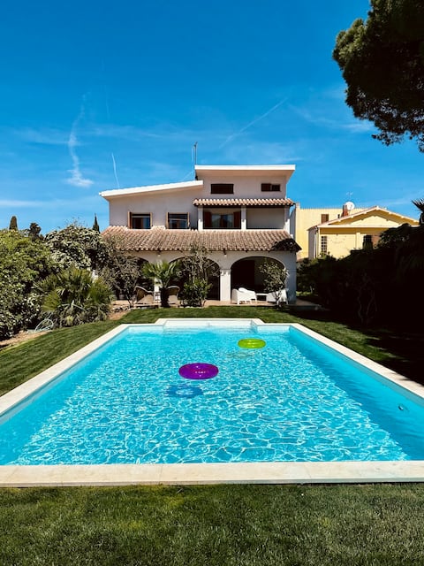 Large seaside villa between Cagliari and Villasimius