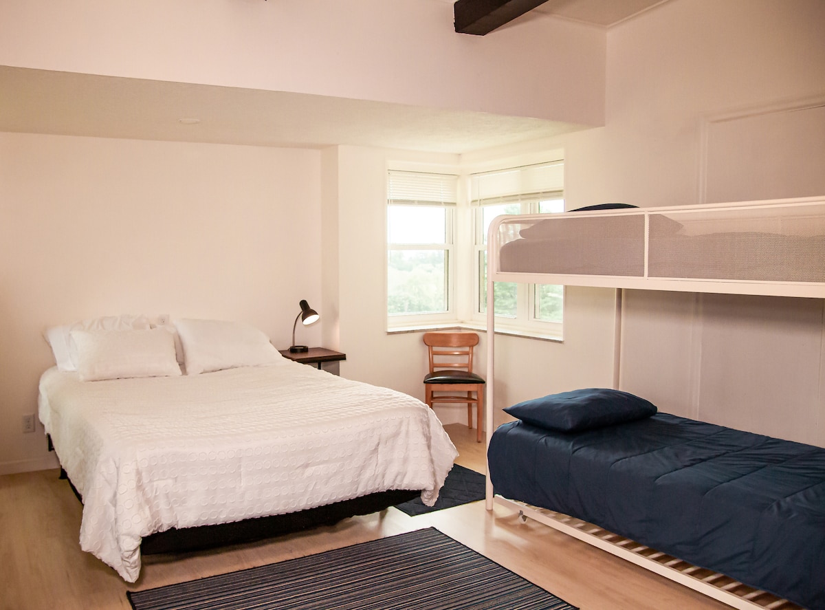 Dormitorio3: 1 cama queen, 2 juegos de literas individuales