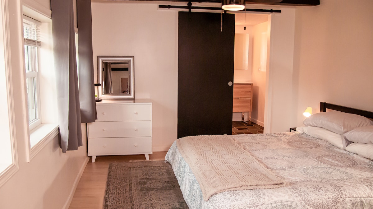 Dormitorio #1 
Cama king,
baño completo.