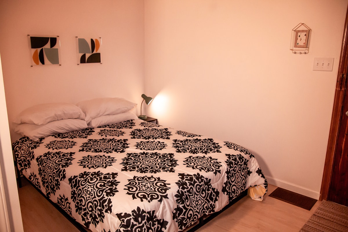 Dormitorio 4
Cama tamaño queen
Baño adjunto
Puerta de acceso al exterior