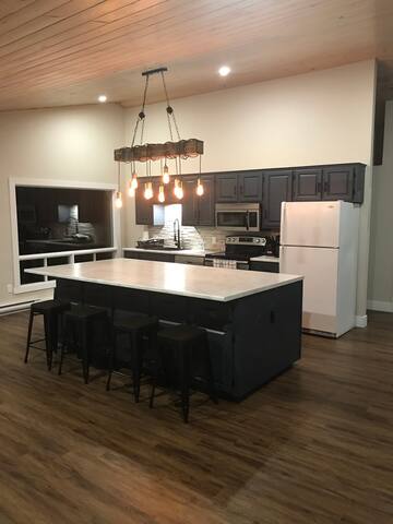 Beautiful secluded waterfront property gallery image 3