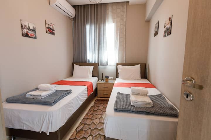 Joanna别墅第二间卧室配备29英寸高松床垫。还有空调。