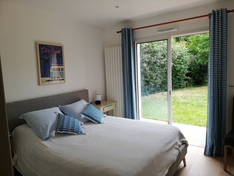 ห้องนอนใหญ่มีทางเข้าสวนและกระเบื้องห้องน้ำขนาดใหญ่