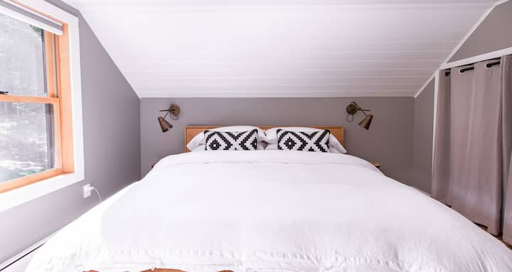 Основна спалня с суперголямо двойно легло. 