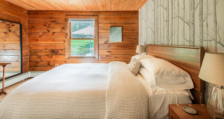 Спалня за гости с двойно легло. 