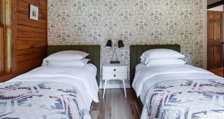 Спалня за гости с две единични легла. 