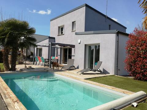 MODERN HOUSE WITH POOL