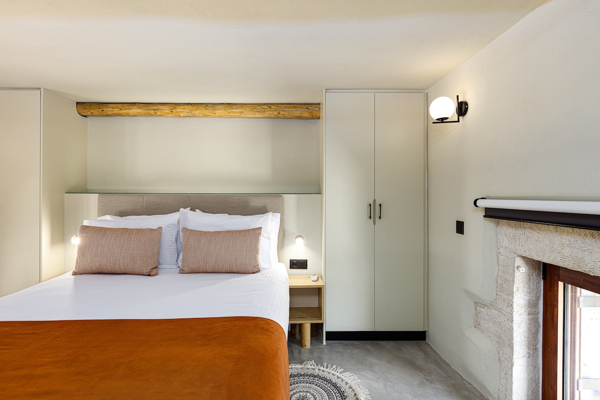 בחדר השינה בלופט יש מיטת קינג סייז (1,60x2,00) וארון