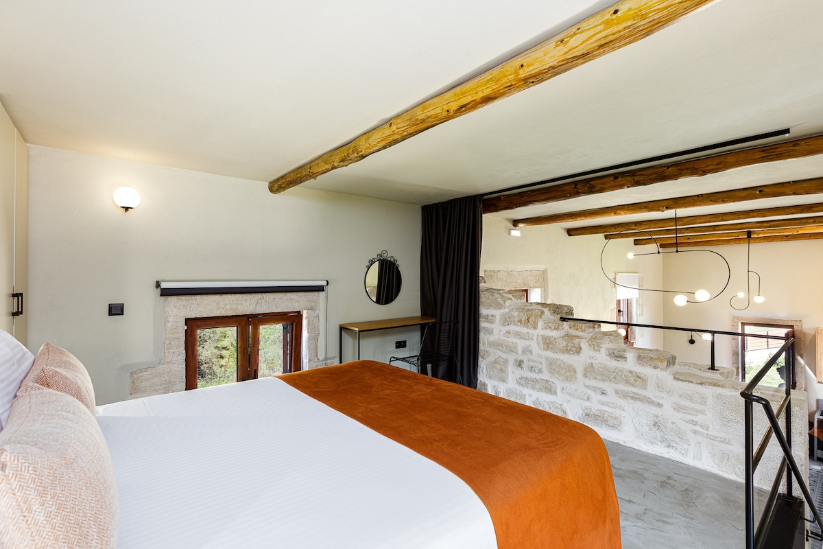 חדר שינה פתוח בלופט מעל הסלון