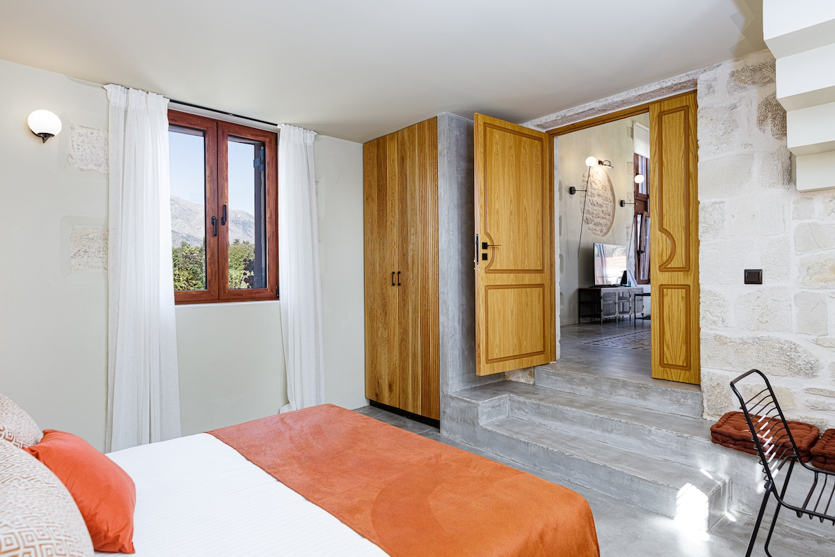 חדר שינה בקומת הקרקע עם מיטת קינג סייז (1,60x2,00) וארון