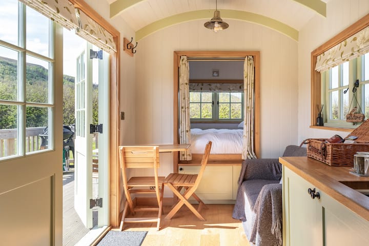 Barn Owl Luxury Shepherd Hut With Private Hot Tub - Yorkshire
