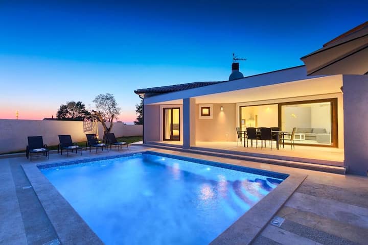 Villa Helena - 2000 m2 garden with 40 m2 pool