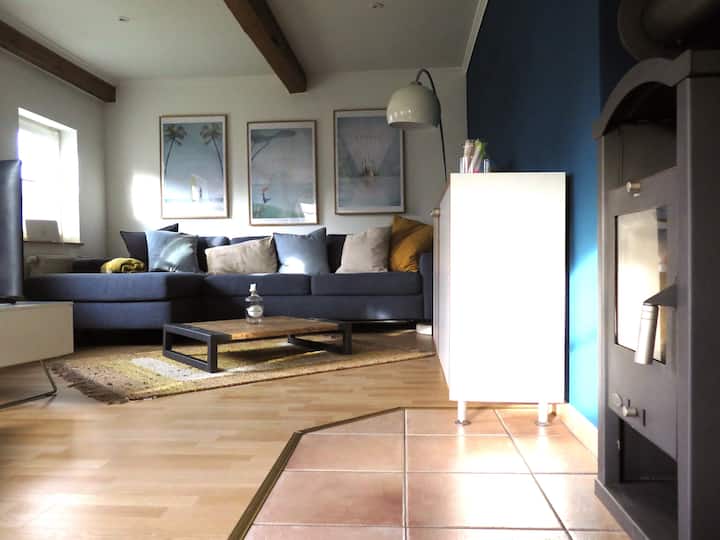 Mukkeliges Wohnzimmer mit Kamin. Wenn abends das Feuer brennt, entsteht Ruhe und Raum für gute Gespräche. 