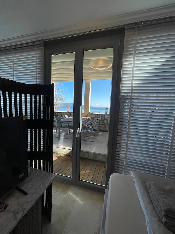 1号卧室可欣赏湖景，双人床配有出色的床垫和额外的沙发床。50英寸智能电视