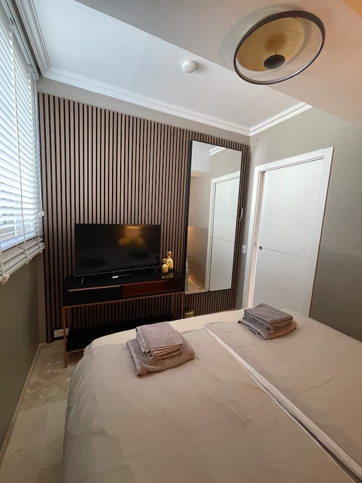 2号卧室配有出色的床垫和智能电视