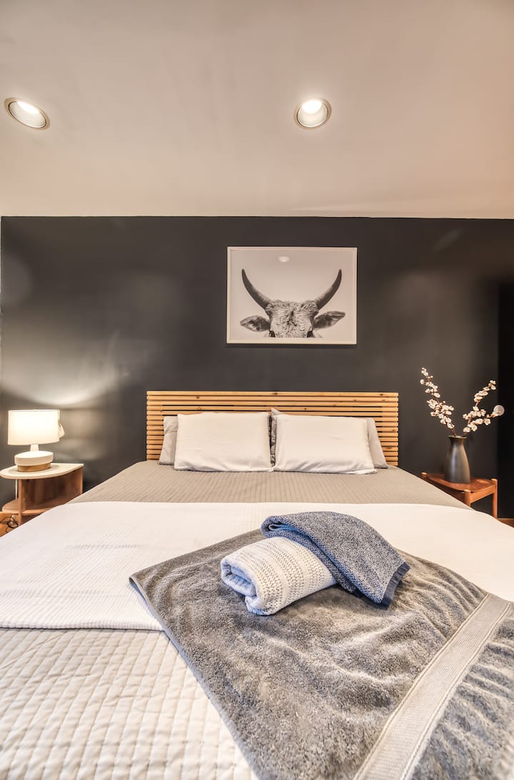 El dormitorio del primer piso (king) con vestidor adjunto y baño actualizado, frente al lago. 