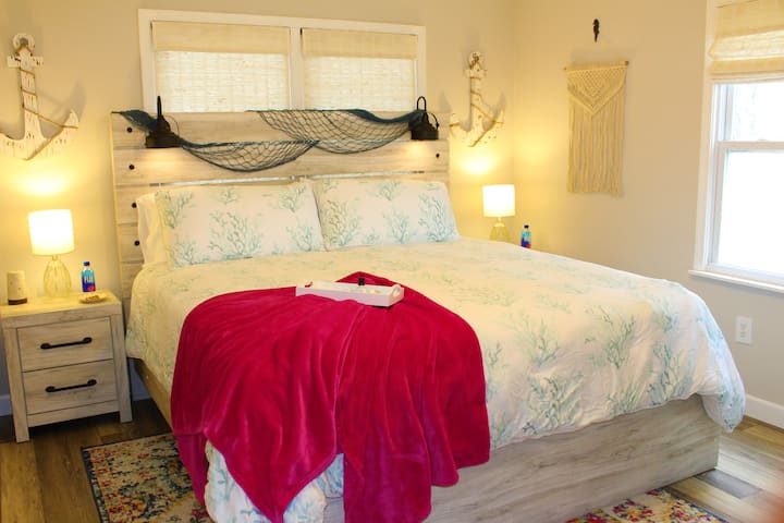 Dormitorio 1 - Una cama tamaño king Ashley con un nuevo y cómodo colchón Ashley para dormir y baño completo en suite