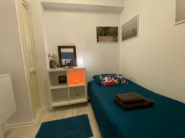 spálňa 3 s posteľou pre 1 osobu + umývadlo v izbe