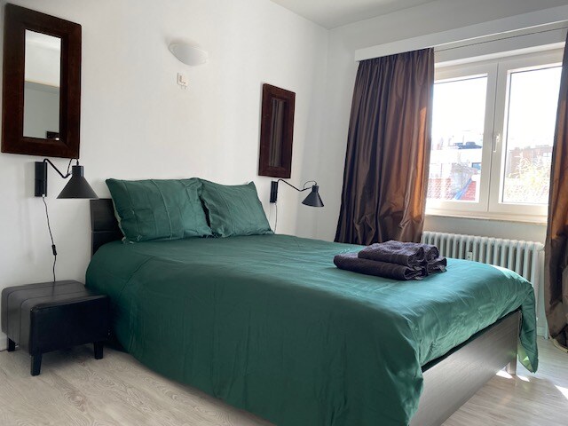 spálňa s manželskou posteľou + TV 