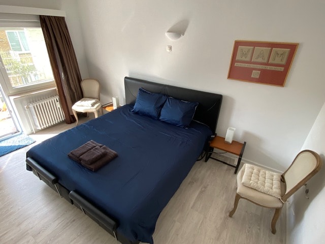 hlavná posteľ (2x90) elektricky nastaviteľná + priamy prístup na terasu (zadná strana)