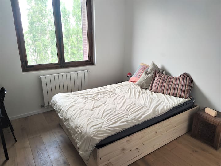 1号卧室li （ 2人）俯瞰学校（学校假期期间很安静）