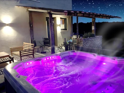 A nature lovers retreat - private pool & hot tub