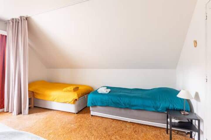 Slaapkamer 3  heeft 4 slaapplaatsen. De ruime venster naar het westen kan verduisterd worden  en beschikt over een muggenhor.
In deze opstelling met 1 dubbelbed ( 200 x 200 cm; ) en 2 enkele bedden ( 100 x 200 cm. )