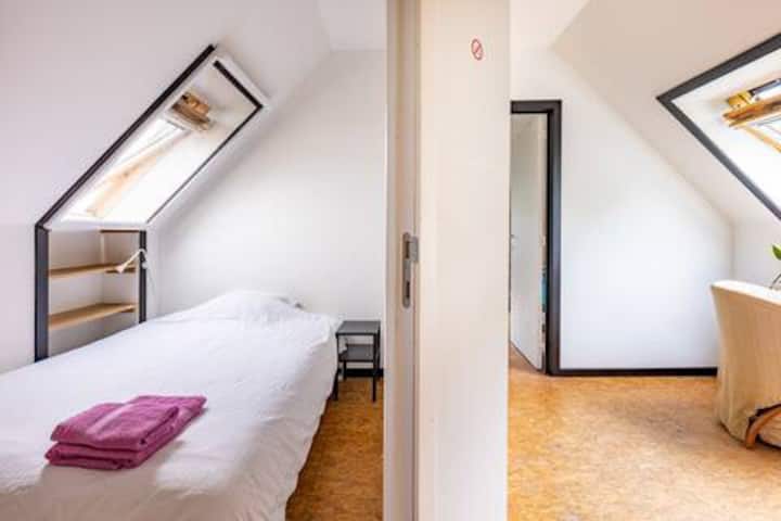 slaapkamer 4 is klein en heeft een bed 140 x 200 cm.  voor 1 of 2 personen dir rustig willen liggen.