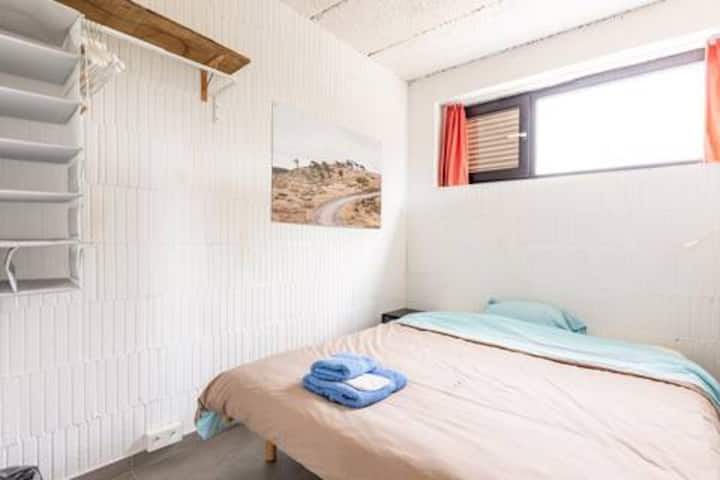 საძინებელი პირველ სართულზე, სააბაზანოსთან და უნიტაზთან ახლოს. 
Ან კომფორტული ერთადგილიანი საწოლით ( 90 × 200 ) ან ორადგილიანი საწოლით ( 170 × 200 სმ.)  
( გაითვალისწინეთ: ორადგილიანი საწოლის დაყენების შემთხვევაში ოთახი ძალიან პატარაა - იხილეთ ფოტო )