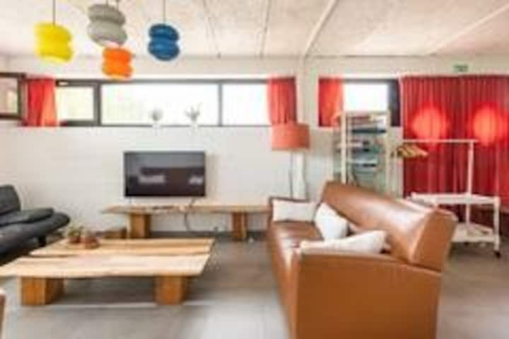 Მყუდრო მოსასვენებელი სივრცე ტელევიზორის ეკრანითა და სამაგიდო თამაშებით