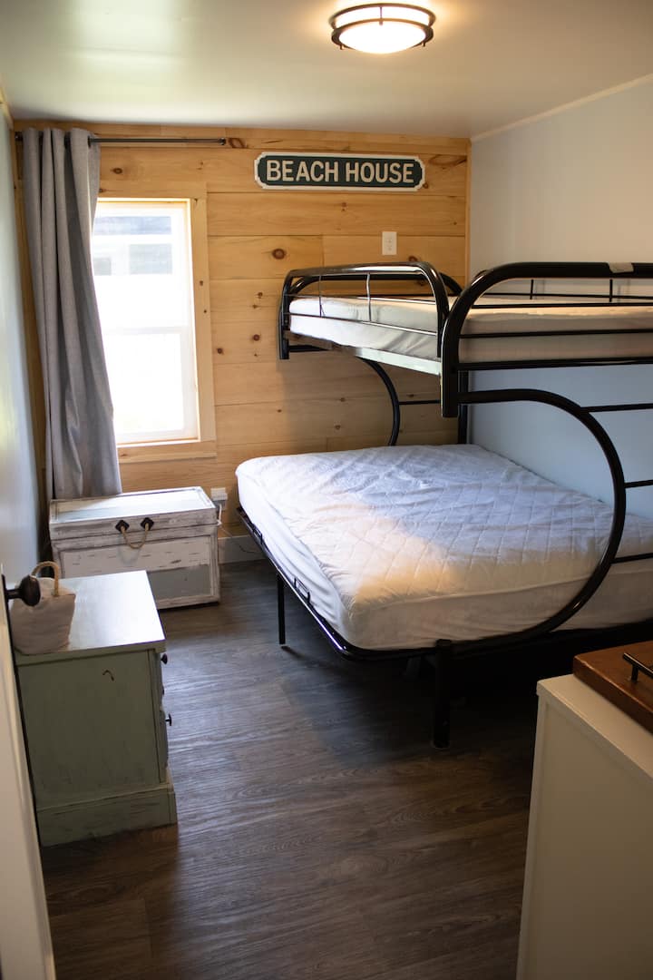 ห้องนอนที่ 2 เตียงคู่เหนือเตียงสองชั้นเต็มรูปแบบ  กรุณานำเครื่องนอนมาด้วย  เรายังมีผ้าม่านสีดำสำหรับหากคุณต้องการนอนในที่พักหรืองีบหลับยามบ่าย 