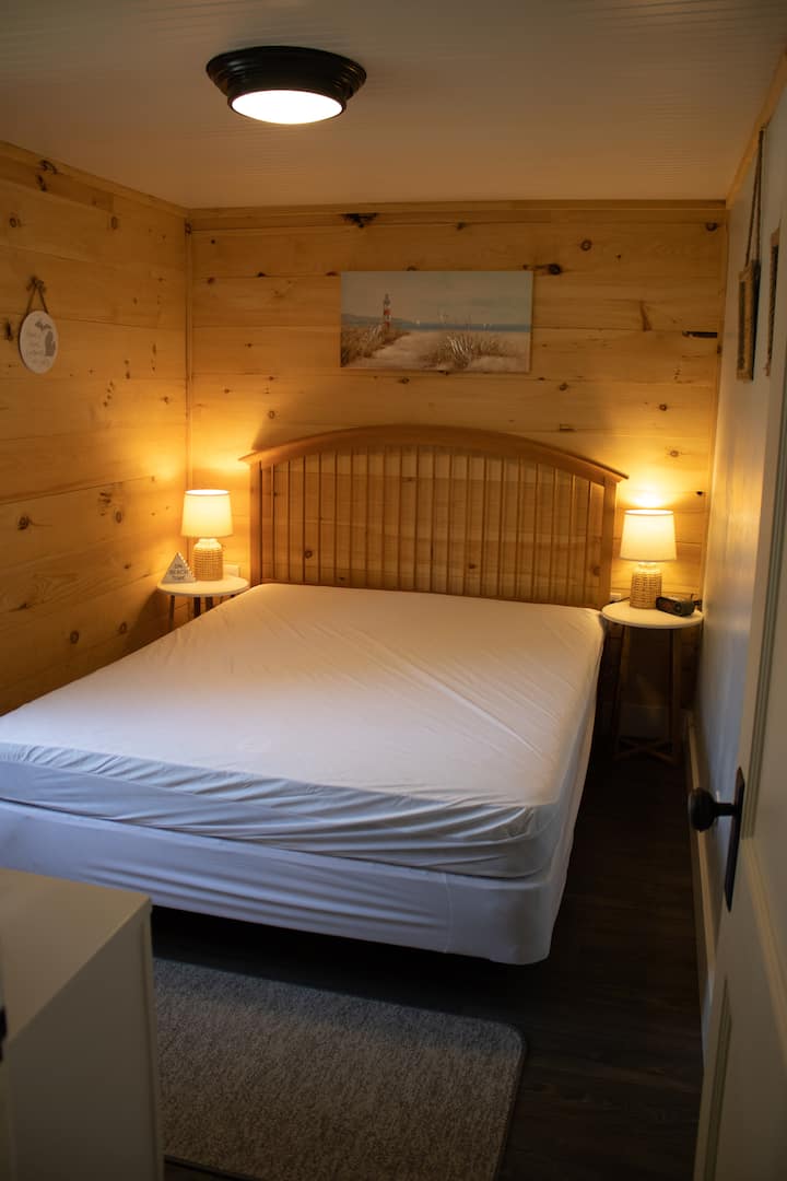 ห้องนอนใหญ่ - เตียงควีนไซส์  กรุณานำเครื่องนอนมาด้วย นอกจากนี้ยังมีผ้าม่านสีดำ 