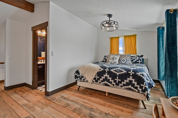 Dhoma e gjumit në katin e dytë me krevat dopio "King" dhe banjë të plotë ngjitur.