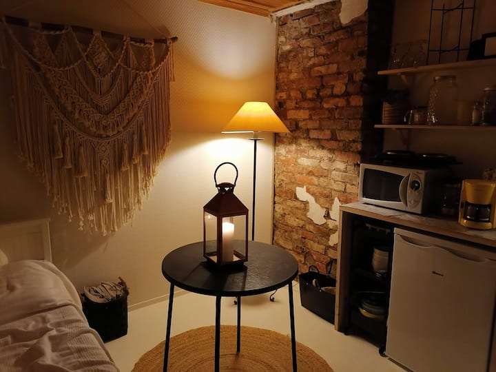 桑拿小屋（沙发床、小厨房）。
Bastusugans kammare  med utbeddbar sofa och minikök。