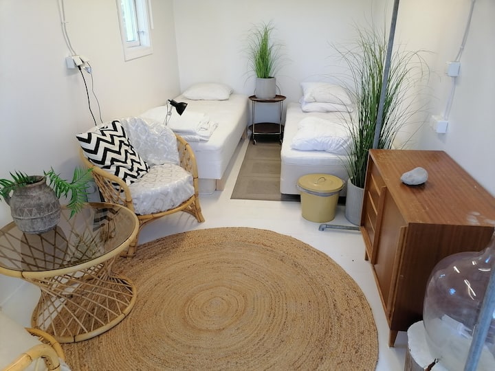 第一个房间有两张床。
I det första rummet finns 2 sängar.