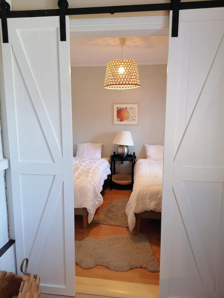 Toisessa makuuhuoneessa on kaksi sänkyä ja näkymä sisäpihalle。
次卧有两张床，窗户朝向庭院。 